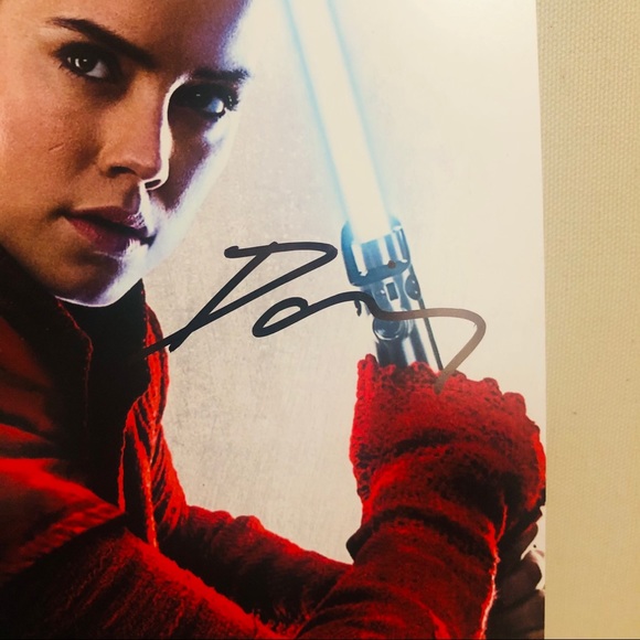 DAISY RIDLEY AUTOGRAPHED 8X10 BRAND NEW - Picture 2 of 3